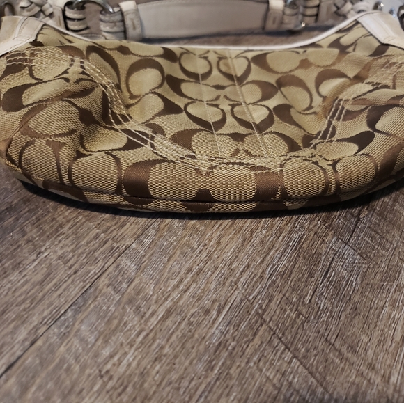 Small Coach purse - Picture 3 of 5